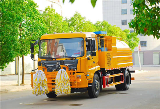 東風(fēng)天錦護欄清洗車帶高壓路面清清功能